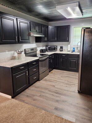 ثلاجة، ميكروويف، فرن، موقد طهي مسطح