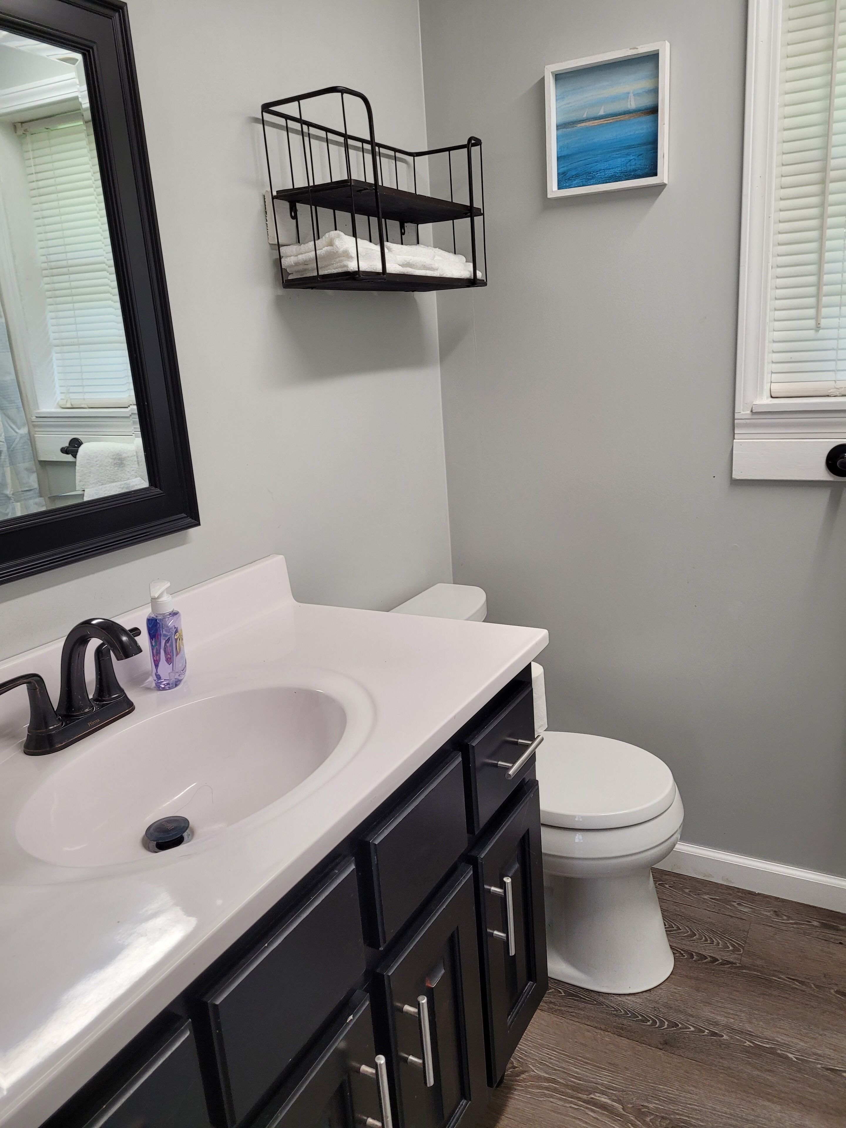 Een bad/douchecombinatie, een haardroger, handdoeken, toiletpapier