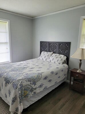 3 bedrooms, iron/ironing board, WiFi, bed sheets