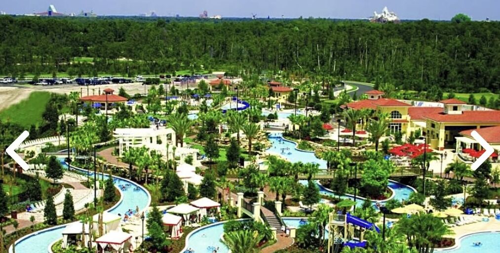 Een binnenzwembad en een buitenzwembad