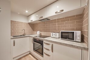 House | Private kitchen | Fridge, microwave, oven, stovetop
