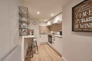 House | Private kitchen | Fridge, microwave, oven, stovetop - Berkano The Merchants Quarters (Whitby)