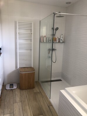 SĂšche-cheveux, serviettes fournies, papier toilette
