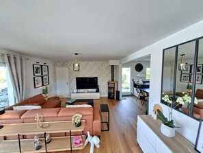 Smart TV, ping pong, books, offices