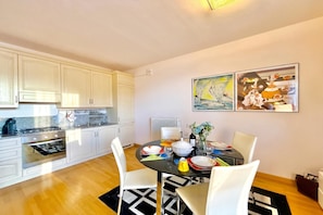 Family Apartment, 2 Bedrooms, Microwave, Mountainside (Mastena Elegante) | Dining