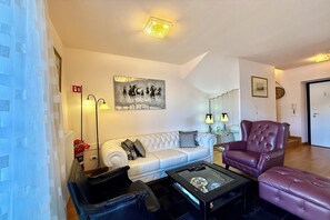 21-tums platt-tv med kabelkanaler och tv