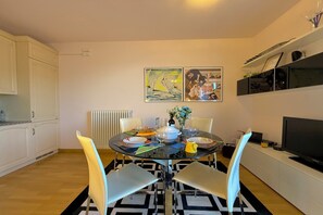 Family Apartment, Multiple Bedrooms, Mountainside (Mastena Elegante) | Dining room