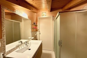 Apartamento familiar, varias habitaciones, junto a la montaña (Mastena Elegante) | Baño | Ducha, secador de pelo, bidé y toallas