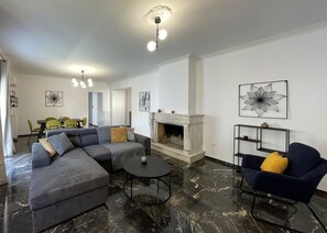 Smart TV - Filis Spacious 105sqm apt in Viktoria (Athina)