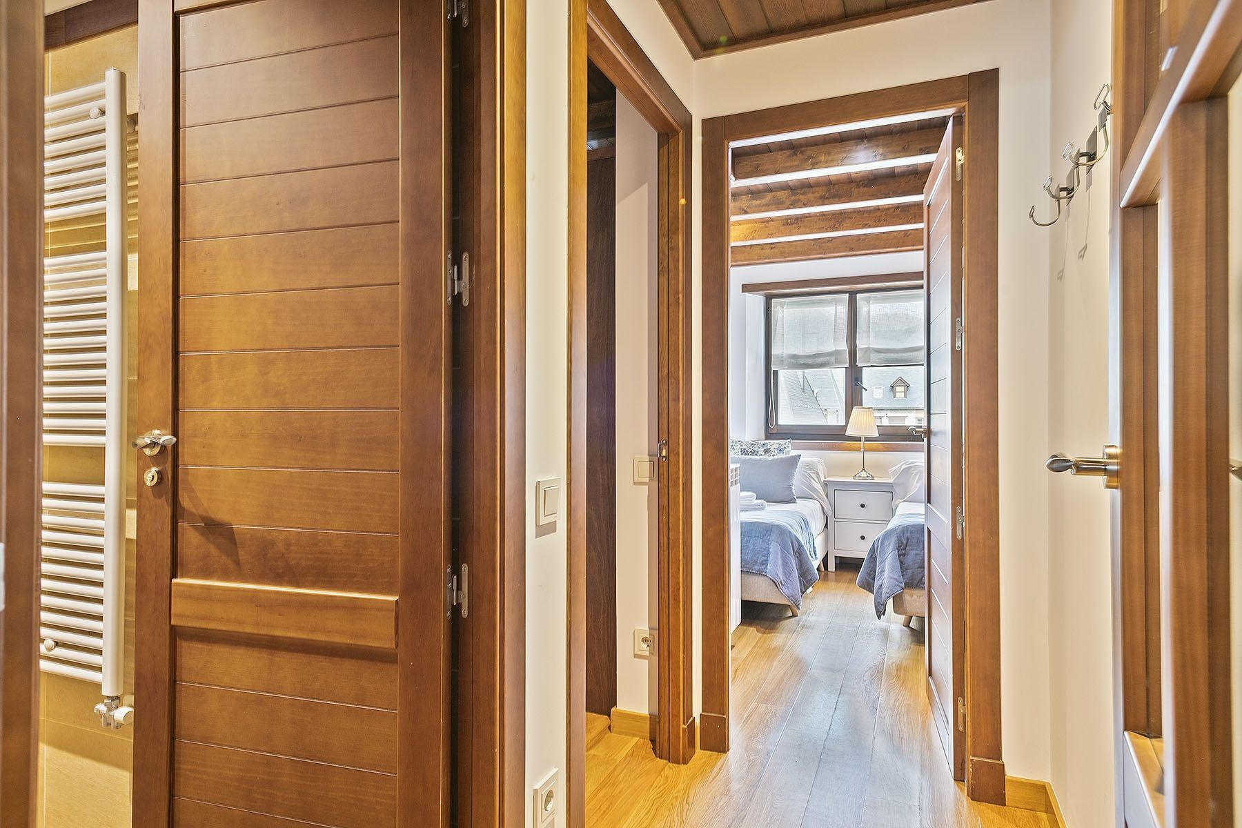 3 bedrooms, iron/ironing board, internet, bed sheets