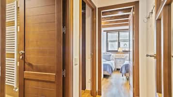 3 bedrooms, iron/ironing board, internet, bed sheets