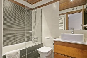 Badewanne, Haartrockner, Handtücher