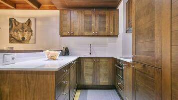 Frigorífico, microondas, horno y lavavajillas