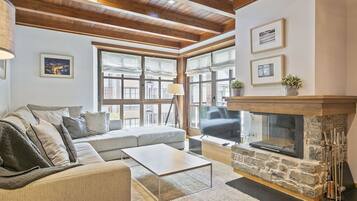 Una Smart TV, una chimenea