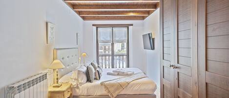 2 bedrooms, iron/ironing board, Internet, bed sheets