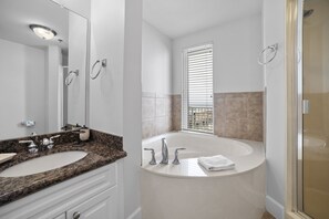 Combined shower/tub, towels