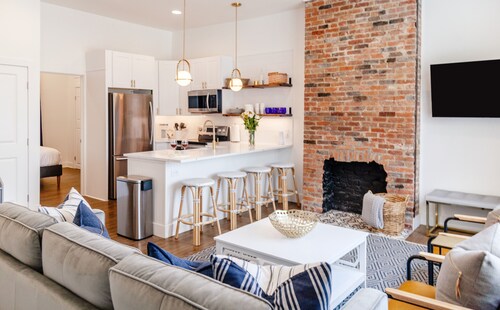 (Sleeps 22) Renovated House 5 Minutes to Downtown