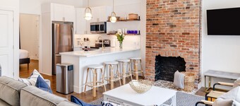 (Sleeps 22) Renovated House 5 Minutes to Downtown