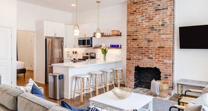 (Sleeps 22) Renovated House 5 Minutes to Downtown