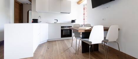 Frigorifero, forno, piano cottura, lavastoviglie