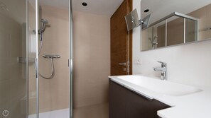 Dusche, kostenlose Toilettenartikel, Haartrockner, Bidet
