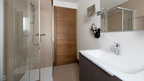 Doccia, asciugacapelli, bidet, asciugamani