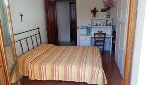 2 Schlafzimmer, Bügeleisen/Bügelbrett