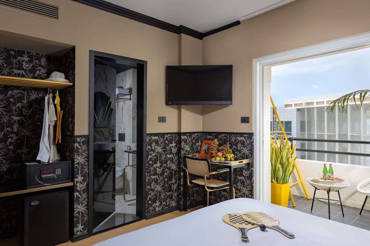 Classic balcony room | Minibar, coffre-fort pour ordinateur portable, bureau
