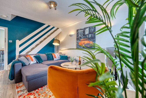 CAPRI 13 SA - Contemporary Home with free Parking * Near M1 & Uni *Long Stay