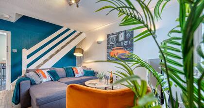 CAPRI 13 SA - Contemporary Home with free Parking * Near M1 & Uni *Long Stay