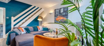 CAPRI 13 SA - Contemporary Home with free Parking * Near M1 & Uni *Long Stay