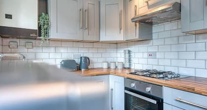 CAPRI 13 SA - Contemporary Home with free Parking * Near M1 & Uni *Long Stay