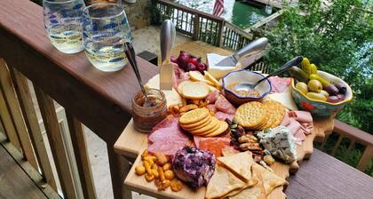 Beautiful River Front Cabin with Private Dock! Perfect spot for Trout Fishing!