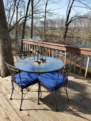 Outdoor dining - Beautiful River Front Cabin with Private Dock! Perfect spot for Trout Fishing! (Heber Springs)