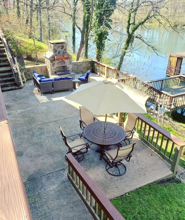 Outdoor dining - Beautiful River Front Cabin with Private Dock! Perfect spot for Trout Fishing! (Heber Springs)