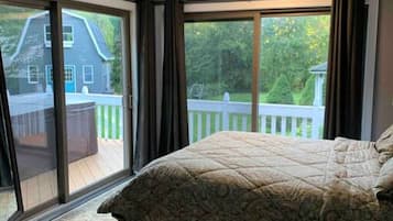 5 bedrooms, desk, iron/ironing board, travel crib