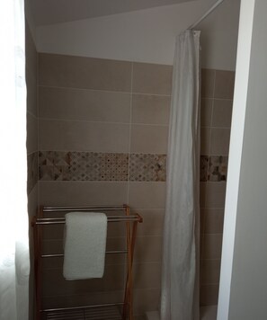 Douche, sèche-cheveux, serviettes fournies, papier toilette