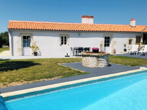 Home with swimming pool, La Rochelle and the Marais Poitevin, for 2 to 5 people.