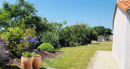 Logement avec piscine, entre La Rochelle et le Marais Poitevin, pour 2 Ă 5 pers.
