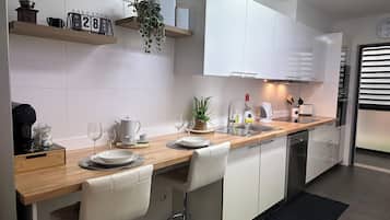 Réfrigérateur, micro-ondes, four, plaque de cuisson