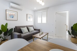 TV - Interior apartment without terrace - BRUJULA by Cadiz4Rentals (Cádiz)