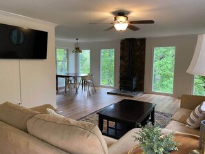 Älytelevisio, pöytätennispöytä, kirjoja, työhuone