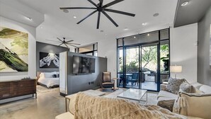 1 bedroom, desk, WiFi, bed sheets - Architectural Digest Condo in Old Town Scottsdale Entertainment District (Scottsdale)