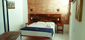 Minibar, escritorio, wifi gratis y ropa de cama 