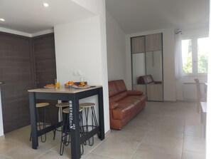 Dining - T2 R+1 for 2/4 pers, private garden and parking! (Nîmes)