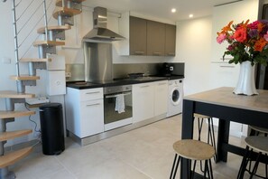 Réfrigérateur, micro-ondes, four, plaque de cuisson