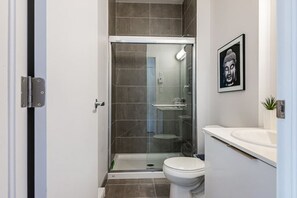 吹风机、毛巾、肥皂、洗发水