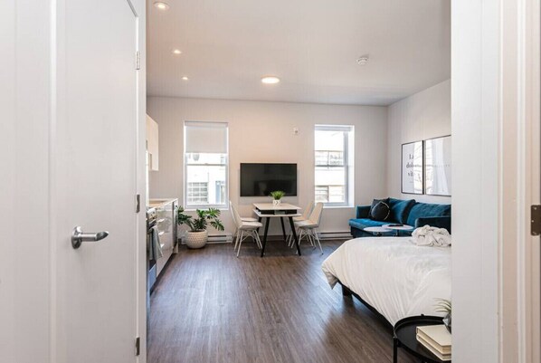 1 bedroom, desk, iron/ironing board, travel cot - Amazing and Perfectly Located Flat by Denstays (Montréal)