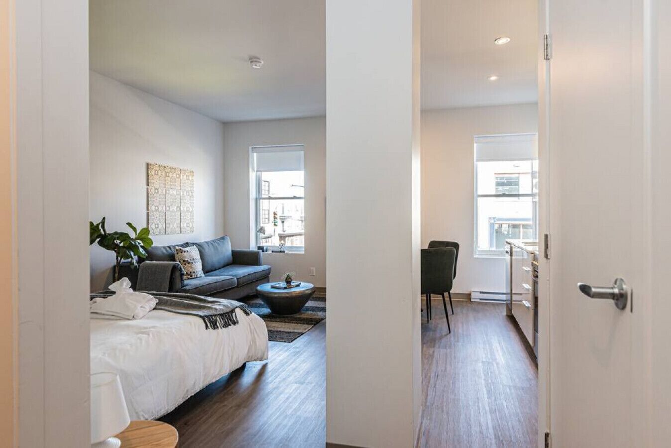 1 soverom, skrivebord, strykejern/-brett og reiseseng for barn