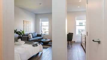 1 makuuhuone, työpöytä, silitysrauta/-lauta, vauvan matkasänky